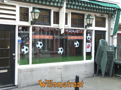 716540 Fotopaneeltje, met een afbeelding van voetbalversieringen op de ruiten van Café Zanzibar, Willemstraat 51 te ...